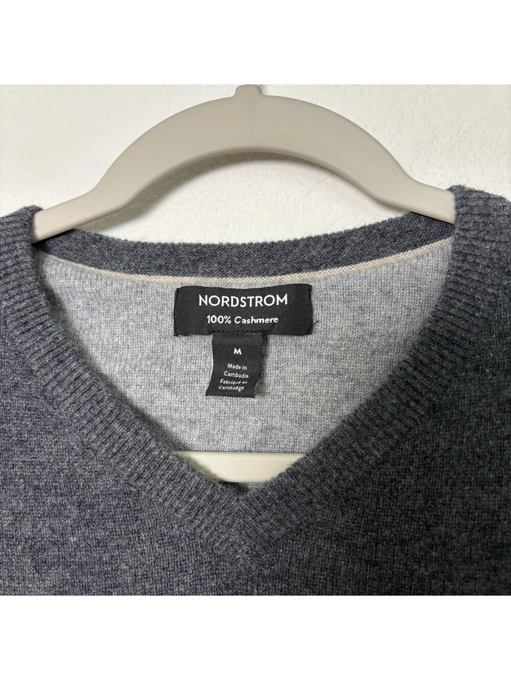 Nordstrom Men’s 100% Cashmere V-Neck Sweater Dark Grey Size M Quiet Luxury EUC